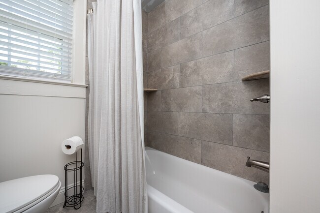 Building Photo - 114 Newman St