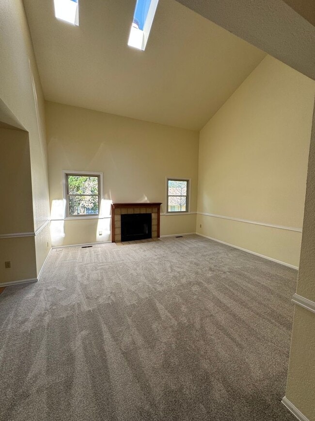 Building Photo - 2 BEDROOM, 2 1/2 BATH TOWNHOME W/2 CAR GAR...