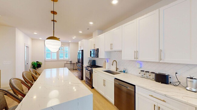 Building Photo - 1025 Wesley Terrace Ave - Elevated townhome living in the heart of Wesley Heights / FreeMoreWest