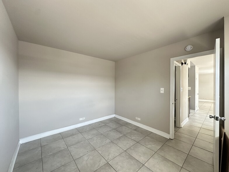 Building Photo - 9610 Ivanhoe Ave