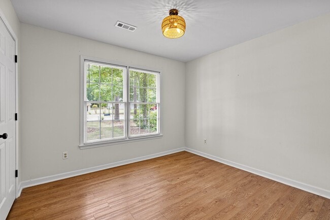 Building Photo - 3BR Ranch in Starr’s Mill District with great backyard!