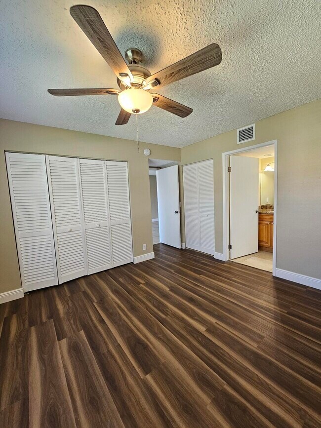 Building Photo - 1447 Lake Crystal Dr