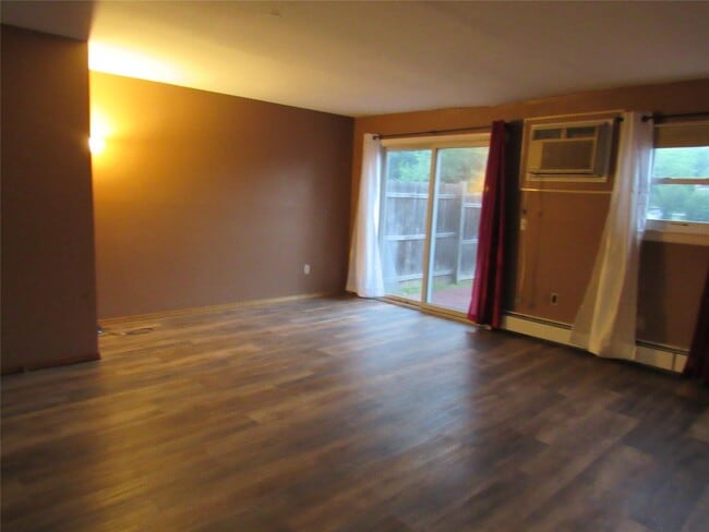 Building Photo - 105 Sarah Ln