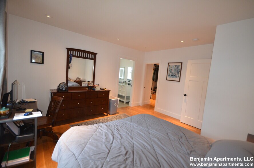 Building Photo - 15 Elmira St