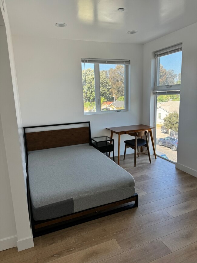 Building Photo - 2533 S Curson Ave