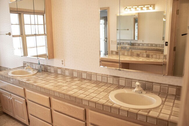 Building Photo - Custom home in Southwest Reno, 3 Bedrooms, 2 Bathrooms, Large Garage