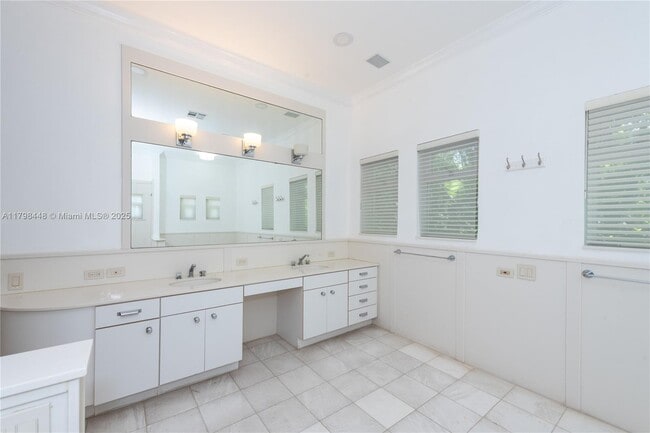 Building Photo - 621 N Mashta Dr