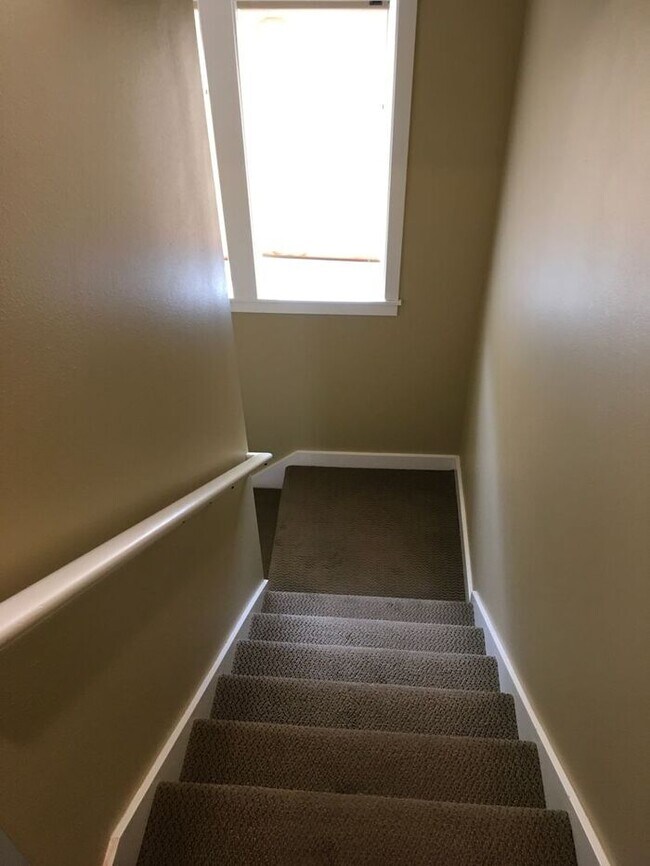 Building Photo - Town Home Tacoma 2bdr 2.5 bath w/ roof top deck & VIEW!!