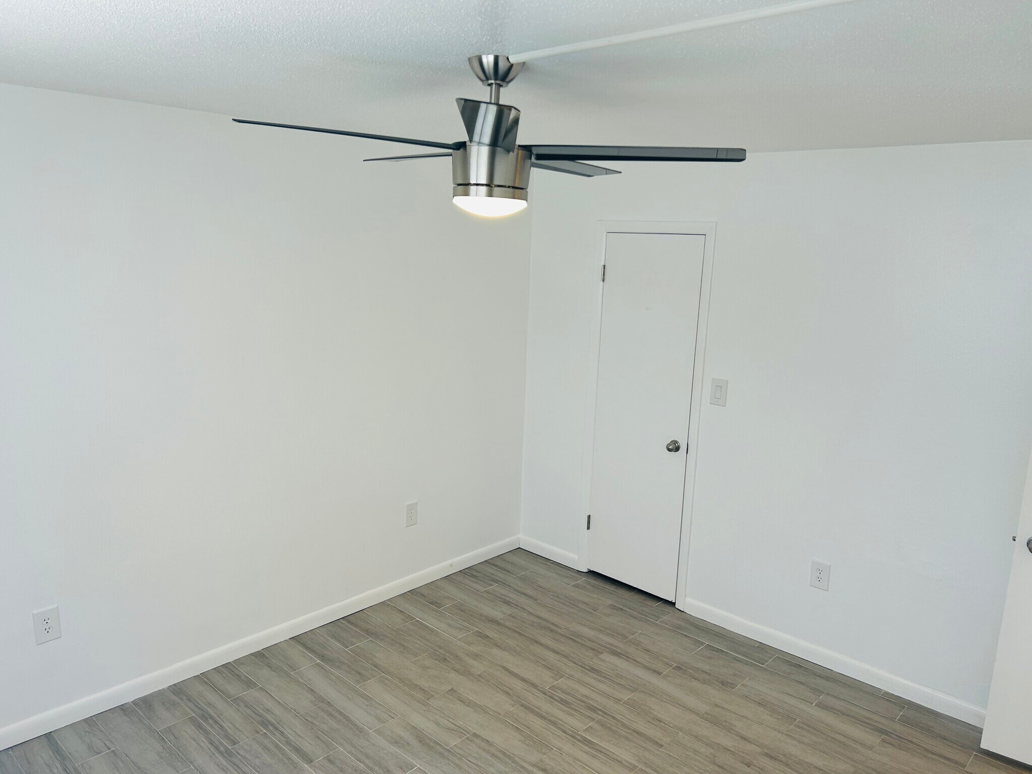 Building Photo - 4035 S School Ave