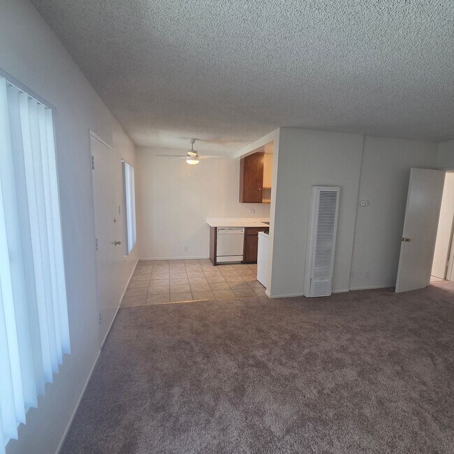 Interior Photo - 1043