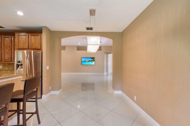 Building Photo - 12372 Cascades Pointe Dr