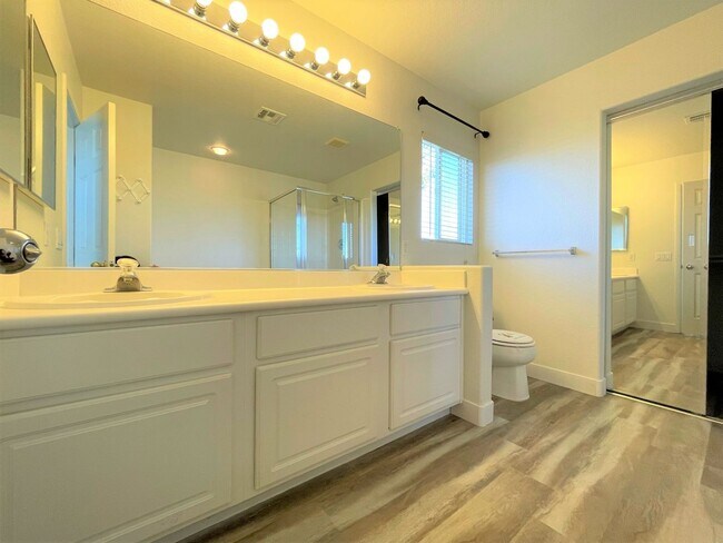 Building Photo - Two Oversized Rooms is what you looking for!