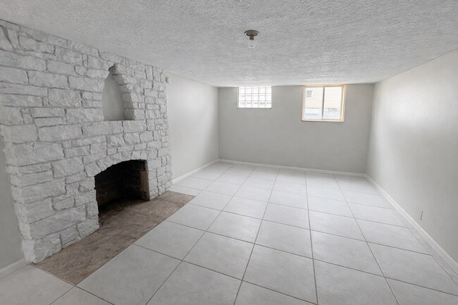 Building Photo - 2025 Mansfield St