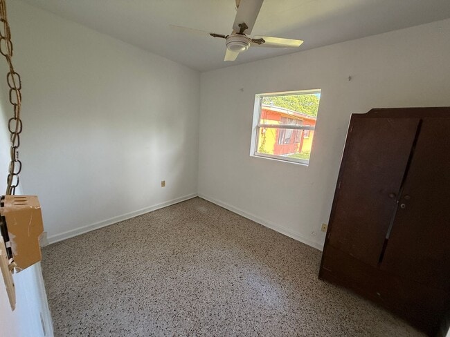 Building Photo - 3 bed 2 bath house with 1200 sf. end of ci...