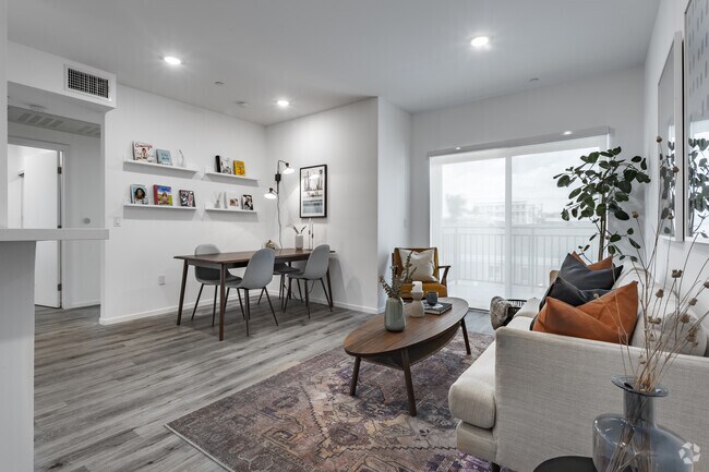 2BR, 2BA – 935 SF - #408 - 400 Catalina