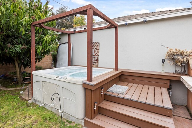 Building Photo - Beautiful Summer Home | Gorgoeus Yard | 3-...