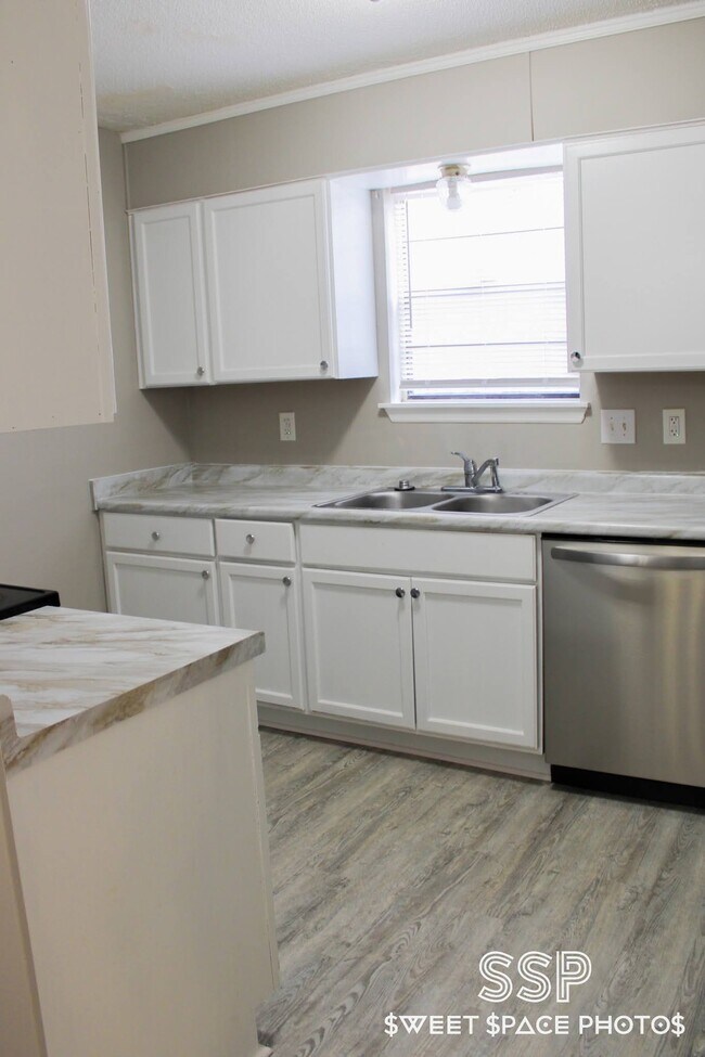 Building Photo - Travis