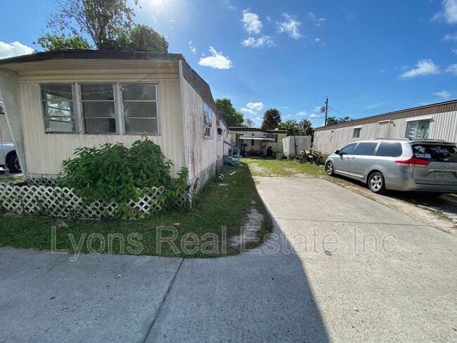 Building Photo - 4900 Tice St