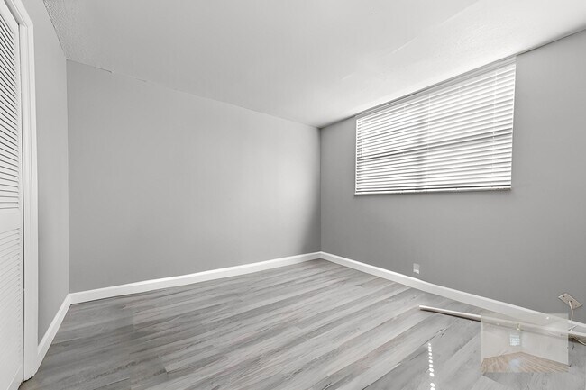 Building Photo - 3910 Crystal Lake Dr