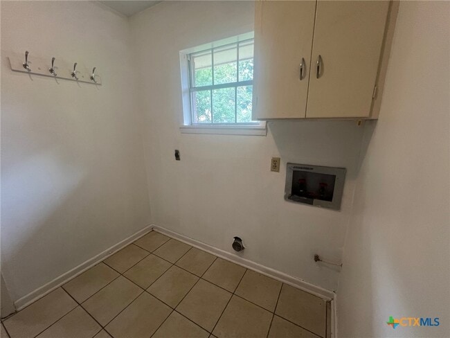 Building Photo - 943 S Pecan Ave