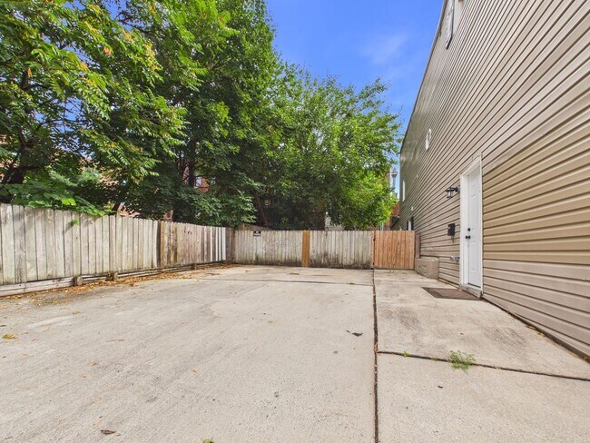 Building Photo - 270 Calder St