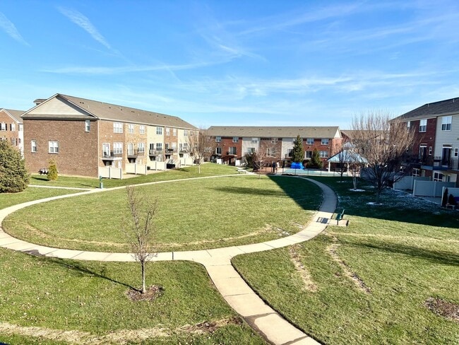 Building Photo - Don't miss out on this great 3 bed 3.5 bath townhouse with tons of amenities!