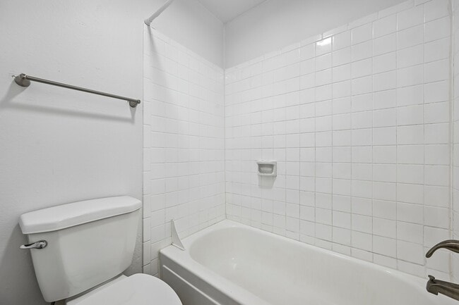17-web-or-mls-3666 S Pearl St Unit 8-S1908-017 - Creekside