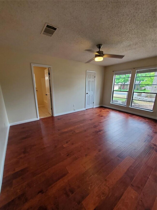 Building Photo - 1205 Doonesbury Dr