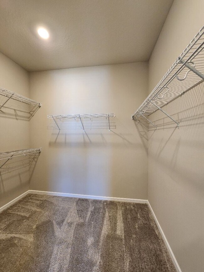 Building Photo - Gorgeous 3-Bedroom, 2-Bathroom Home in Cle...