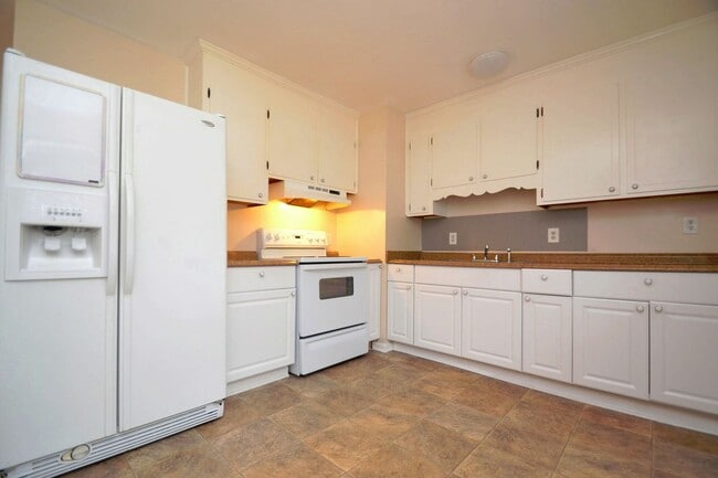 Building Photo - Ranch 3 bed 2bath Garage Fenced back yard - near Whitewater Center/I-485