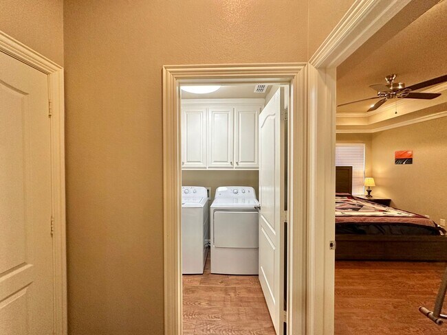 Building Photo - Stunning 3 Bed 2 Bath in Flint!