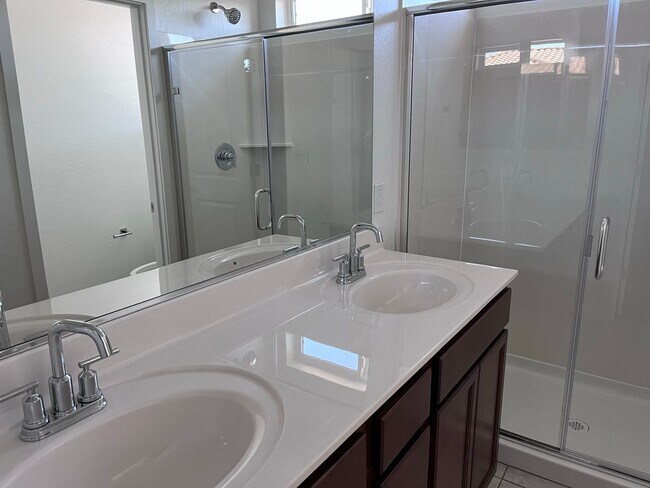 Building Photo - TOWN HOME WITH COMMUNITY POOL , GATED COMMUNITY in GILBERT!