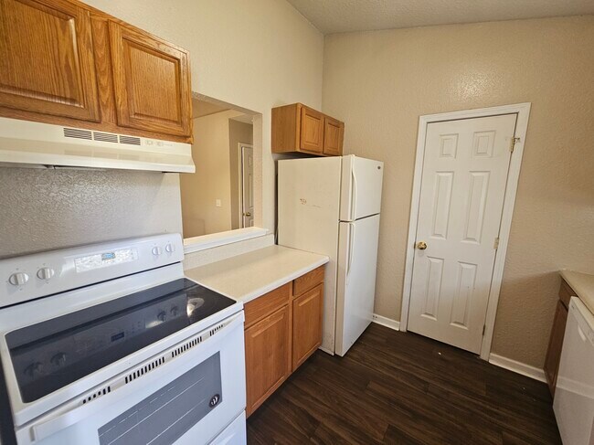 Building Photo - 107 Lively Oaks Dr