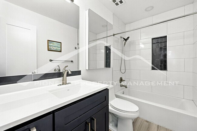 Building Photo - Spacious Townhouse with Washer/Dryer and C...