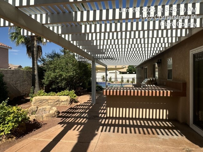 Building Photo - Beautiful Single Story with Pool in Eldora...