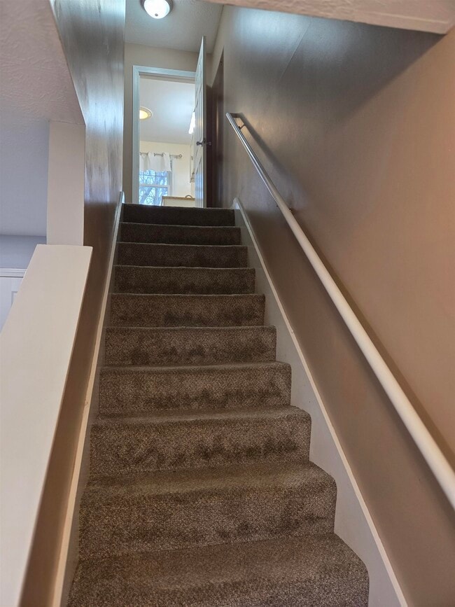 Building Photo - 16 River Rd