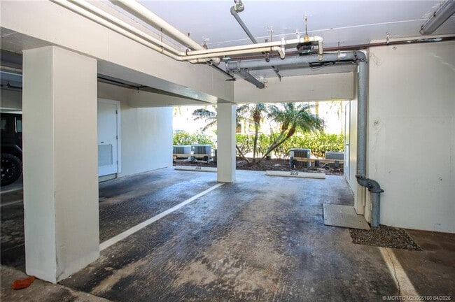 Building Photo - 20 NE Plantation Rd