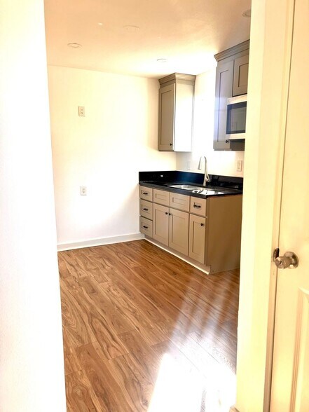 Building Photo - 2117 E 112th St