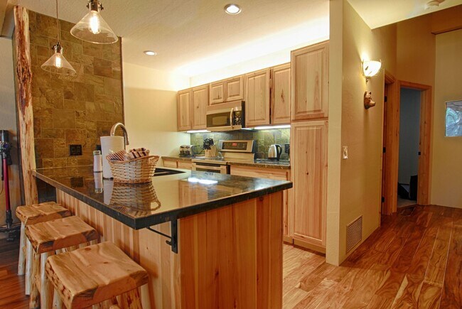 Building Photo - SKI LEASE: Kings Beach; Updated & Well App...