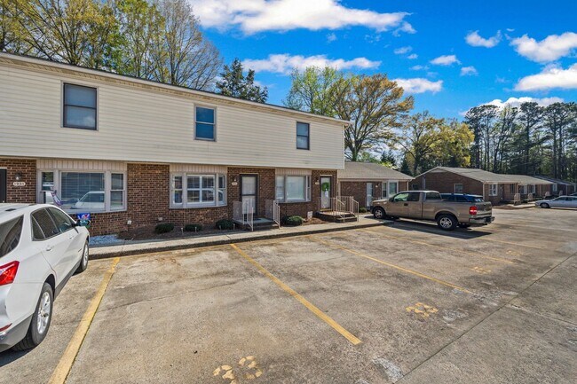 Building Photo - Beautifully updated 2-bed, 1.5 bath Condo in Winn Barr of Rock Hill!