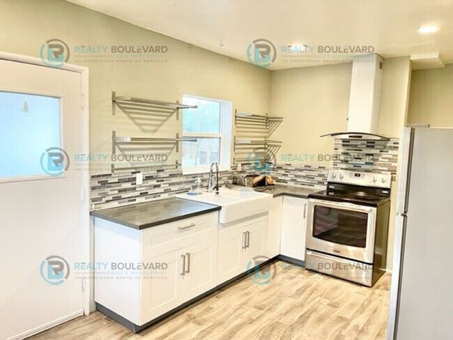 Building Photo - **1 Month Free** Stylish, Remodeled 3-Bedr...