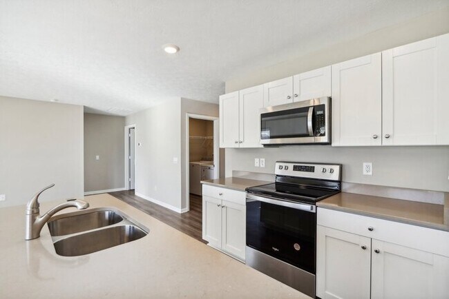 Building Photo - Fantastic 3bd/2ba home! Coming soon!