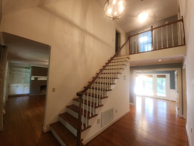 Building Photo - Incredible Spacious Home in Five Lakes!