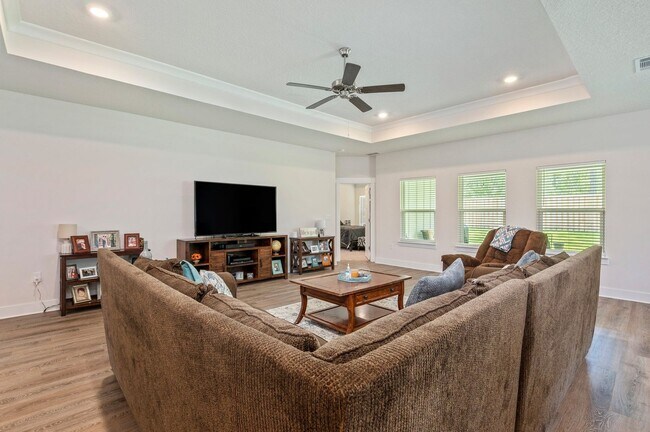 Building Photo - Stunning 4 Bedroom, 3 Bath Home in Shoal R...