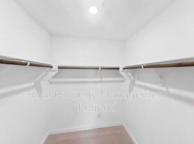 Building Photo - 809 Jamestown Ln