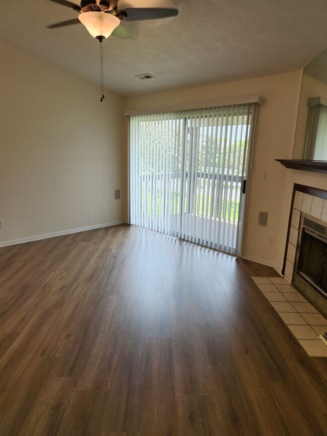 Building Photo - Great 2 bed 2 bath condo In Centerville