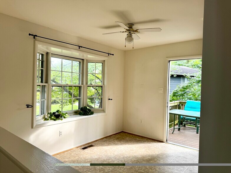 BayWindow Dinette - 5 Templar Ct