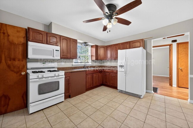 Building Photo - 207 Anistasia Dr