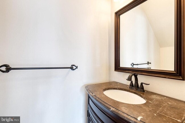 Building Photo - 8008 Valley Manor Rd