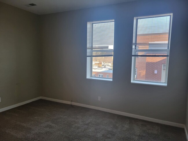 Building Photo - Charming 1 BR/1 BA Top Floor Condo Unit in...